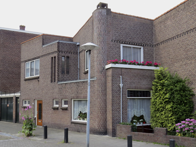908680 Gezicht op de woning Van Heutszstraat 1 te Utrecht, vanaf de Vleutenseweg.
